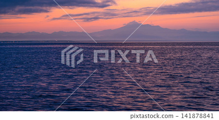 The Shiretoko mountain range bathed in the sunset light 141878841
