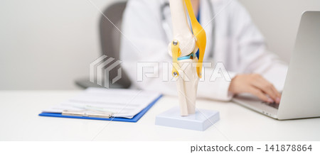Doctor with Human Knee joint anatomy model. Osteoarthritis, Patellofemoral Pain Syndrome, Patellar Tendinitis, ACL, Anterior Cruciate Ligament, PCL, Posterior, MCL, Medial Collateral, LCL and Lateral Doctor with Human Knee joint anatomy model. Osteoarthritis, Patellofemoral Pain Syndrome, Patellar Tendinitis, ACL, Anterior Cruciate Ligament, PCL, Posterior, MCL, Medial Collateral, LCL and Lateral 141878864