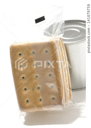 硬餅乾和罐頭在白色背景前拍攝的照片。 硬餅乾和罐頭在白色背景前拍攝的照片。 141879759