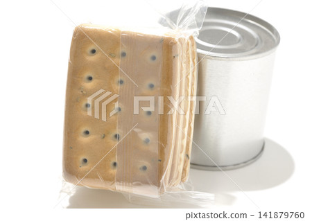硬餅乾和罐頭在白色背景前拍攝的照片。 硬餅乾和罐頭在白色背景前拍攝的照片。 141879760