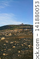 在湛藍的天空下，藏山崎嶇的山巒景色徐徐展開。 141880053