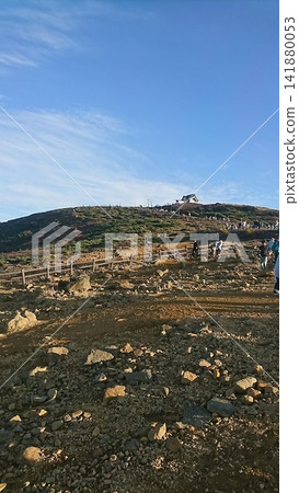 在湛藍的天空下，藏山崎嶇的山巒景色徐徐展開。 141880053
