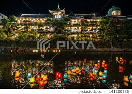 五彩繽紛的燈籠順著松川漂流而下，映照著東海館前的景色 [靜岡縣伊東市] - 伊豆風光 141880386