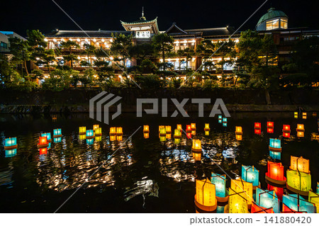 五彩繽紛的燈籠順著松川漂流而下，映照著東海館前的景色 [靜岡縣伊東市] - 伊豆風光 141880420