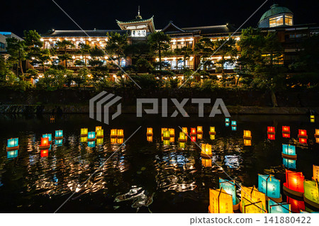 五彩繽紛的燈籠順著松川漂流而下，映照著東海館前的景色 [靜岡縣伊東市] - 伊豆風光 141880422
