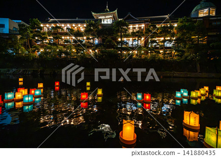 五彩繽紛的燈籠順著松川漂流而下，映照著東海館前的景色 [靜岡縣伊東市] - 伊豆風光 141880435