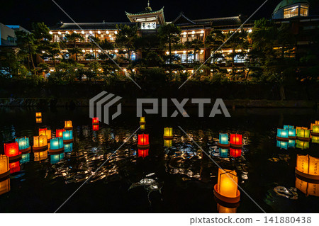 五彩繽紛的燈籠順著松川漂流而下，映照著東海館前的景色 [靜岡縣伊東市] - 伊豆風光 141880438