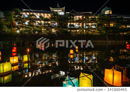 五彩繽紛的燈籠順著松川漂流而下，映照著東海館前的景色 [靜岡縣伊東市] - 伊豆風光 141880465