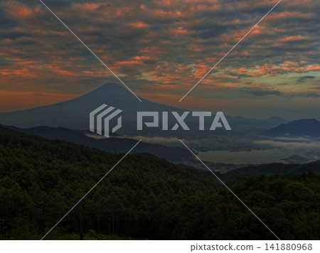 清晨,富士山突降暴雨 清晨,富士山突降暴雨 141880968