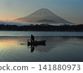 冬季釣魚者 141880973