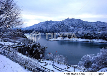 [Kanagawa Prefecture] Snow-covered winter shores of Lake Tsukui 141881884
