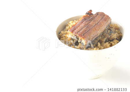 一碗熱氣騰騰的迷你鰻魚飯，單獨在白色背景前拍攝。 141882133