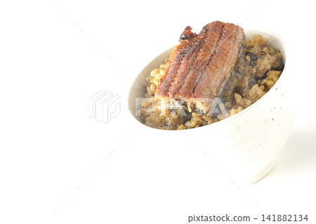 一碗熱氣騰騰的迷你鰻魚飯,單獨在白色背景前拍攝。 一碗熱氣騰騰的迷你鰻魚飯,單獨在白色背景前拍攝。 141882134