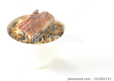 一碗熱氣騰騰的迷你鰻魚飯,單獨在白色背景前拍攝。 一碗熱氣騰騰的迷你鰻魚飯,單獨在白色背景前拍攝。 141882135
