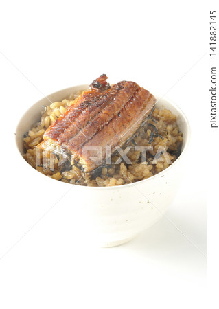 一碗熱氣騰騰的迷你鰻魚飯,單獨在白色背景前拍攝。 一碗熱氣騰騰的迷你鰻魚飯,單獨在白色背景前拍攝。 141882145