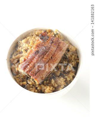 一碗熱氣騰騰的迷你鰻魚飯，單獨在白色背景前拍攝。 141882163