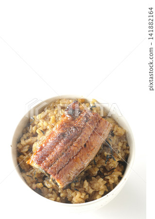 一碗熱氣騰騰的迷你鰻魚飯,單獨在白色背景前拍攝。 一碗熱氣騰騰的迷你鰻魚飯,單獨在白色背景前拍攝。 141882164