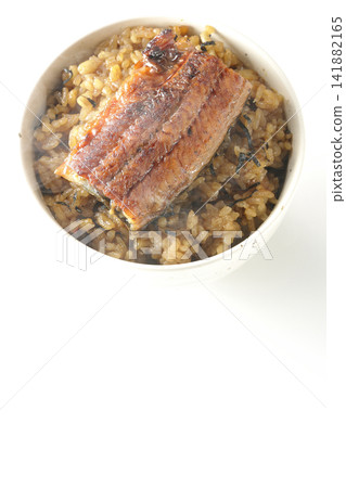 一碗熱氣騰騰的迷你鰻魚飯，單獨在白色背景前拍攝。 141882165