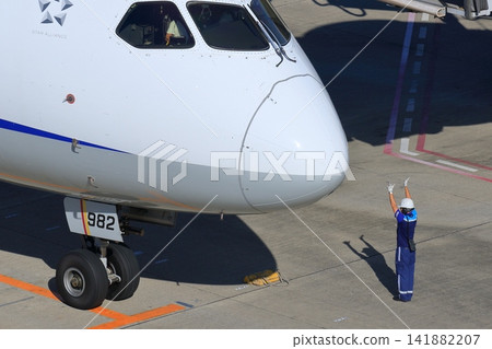 引導客機的地勤人員 客機到達 格雷漢的手勢 引導客機的地勤人員 客機到達 格雷漢的手勢 141882207