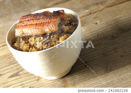一張熱氣騰騰的迷你鰻魚飯的照片。 一張熱氣騰騰的迷你鰻魚飯的照片。 141882226
