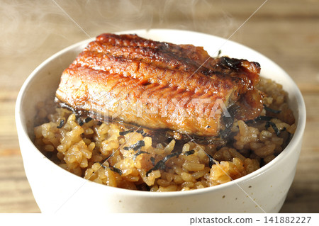 一張熱氣騰騰的迷你鰻魚飯的照片。 一張熱氣騰騰的迷你鰻魚飯的照片。 141882227