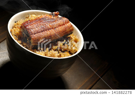 一張熱氣騰騰的迷你鰻魚飯的照片。 一張熱氣騰騰的迷你鰻魚飯的照片。 141882278