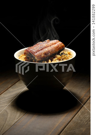 一張熱氣騰騰的迷你鰻魚飯的照片。 一張熱氣騰騰的迷你鰻魚飯的照片。 141882299