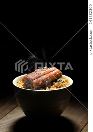 一張熱氣騰騰的迷你鰻魚飯的照片。 一張熱氣騰騰的迷你鰻魚飯的照片。 141882300