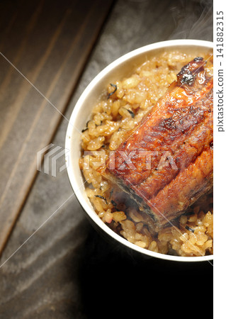 一張熱氣騰騰的迷你鰻魚飯的照片。 一張熱氣騰騰的迷你鰻魚飯的照片。 141882315