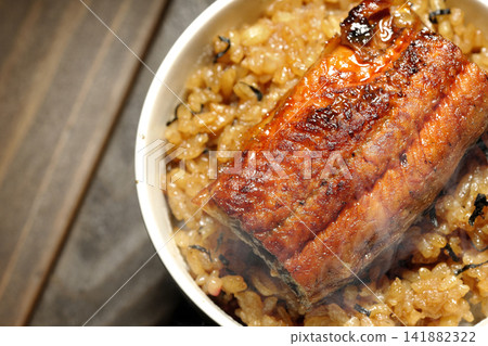 一張熱氣騰騰的迷你鰻魚飯的照片。 一張熱氣騰騰的迷你鰻魚飯的照片。 141882322