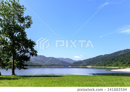 Lake Kanayama in early summer in Minami-Furano Town, Hokkaido [July] 141883594
