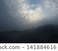 光從雲間隙插入 141884616