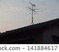 電線垂落在居民區的屋頂上 141884617