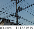 住宅區的電線 141884619