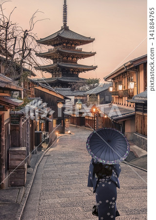 Traditional street in the old Kyoto at sunset 141884765