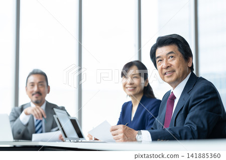 中階管理團隊正在開會。拍攝協助單位:電波學園教育基金會、東京電子大學。 中階管理團隊正在開會。拍攝協助單位:電波學園教育基金會、東京電子大學。 141885360