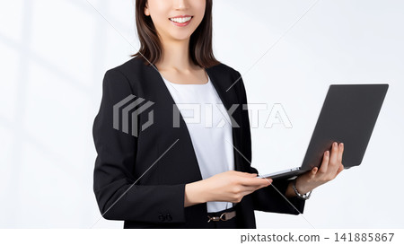 帶筆記型電腦的女人/女商人 帶筆記型電腦的女人/女商人 141885867