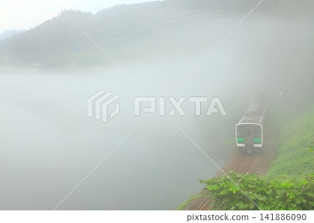 只見線:“籠罩在河霧中的只見川和列車” 只見線:“籠罩在河霧中的只見川和列車” 141886090
