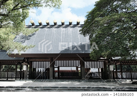 名古屋熱田神社的主殿和美麗的木質建築在藍天的襯托下格外醒目。 141886103