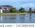 The Honkawa River and the scenery along its banks under a clear blue sky. 141886408