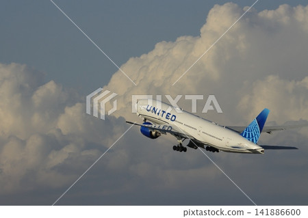 一架客機起飛;一架美聯航飛機正在爬升;羽田機場的景象。 一架客機起飛;一架美聯航飛機正在爬升;羽田機場的景象。 141886600