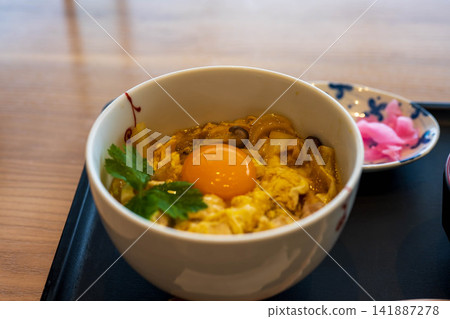 Oyako飯碗看起來很美味 Oyako飯碗看起來很美味 141887278