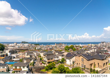 神奈川縣:日本城市景觀一瞥-橫須賀沿海住宅區在明媚夏日的天空下(2026年8月) 神奈川縣:日本城市景觀一瞥-橫須賀沿海住宅區在明媚夏日的天空下(2026年8月) 141887344
