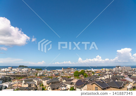 神奈川縣：日本城市景觀一瞥－橫須賀沿海住宅區在明媚夏日的天空下（2026年8月） 141887345