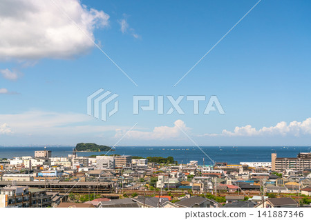 神奈川縣:日本城市景觀一瞥-橫須賀沿海住宅區在明媚夏日的天空下(2026年8月) 神奈川縣:日本城市景觀一瞥-橫須賀沿海住宅區在明媚夏日的天空下(2026年8月) 141887346