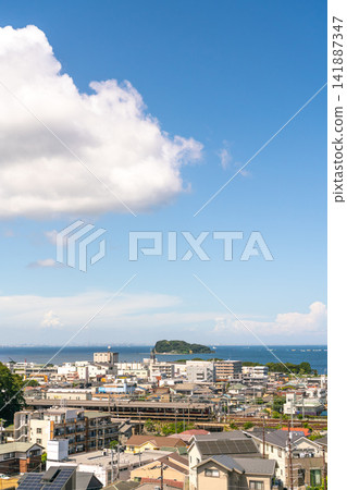 神奈川縣：日本城市景觀一瞥－橫須賀沿海住宅區在明媚夏日的天空下（2026年8月） 141887347