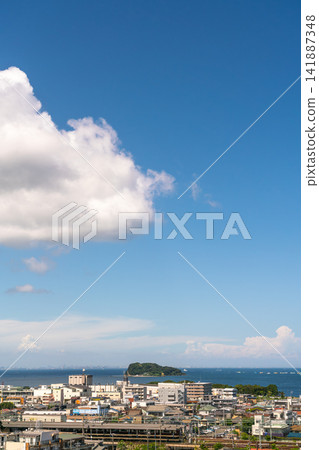 神奈川縣:日本城市景觀一瞥-橫須賀沿海住宅區在明媚夏日的天空下(2026年8月) 神奈川縣:日本城市景觀一瞥-橫須賀沿海住宅區在明媚夏日的天空下(2026年8月) 141887348