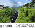 在晴朗的夏日天空下，古速列車飛馳穿越秩父地區。 141887428
