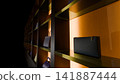 網格狀貨架上展示的奢華品牌包圖片 141887444
