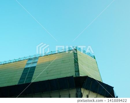 一座被建築用金屬板覆蓋的建築物。 一座被建築用金屬板覆蓋的建築物。 141889422
